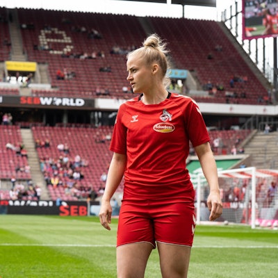 GER, 1.FFBL, 1.FC Koeln vs Eintracht Frankfurt / 23.04.2023, RheinEnergieSTADION, Koeln, GER, 1.FFBL, 1.FC Koeln vs Eintracht Frankfurt im Bild / picture shows Lena Uebach 1. FC Koeln, 27 beim Aufwärmen vor dem Spiel *** GER, 1 FFBL, 1 FC Koeln vs Eintracht Frankfurt 23 04 2023, RheinEnergieSTADION, Koeln, GER, 1 FFBL, 1 FC Koeln vs Eintracht Frankfurt in picture picture shows Lena Uebach 1 FC Koeln, 27 warming up before the match nordphotoxGmbHx/xChristianxSchulze nph000300