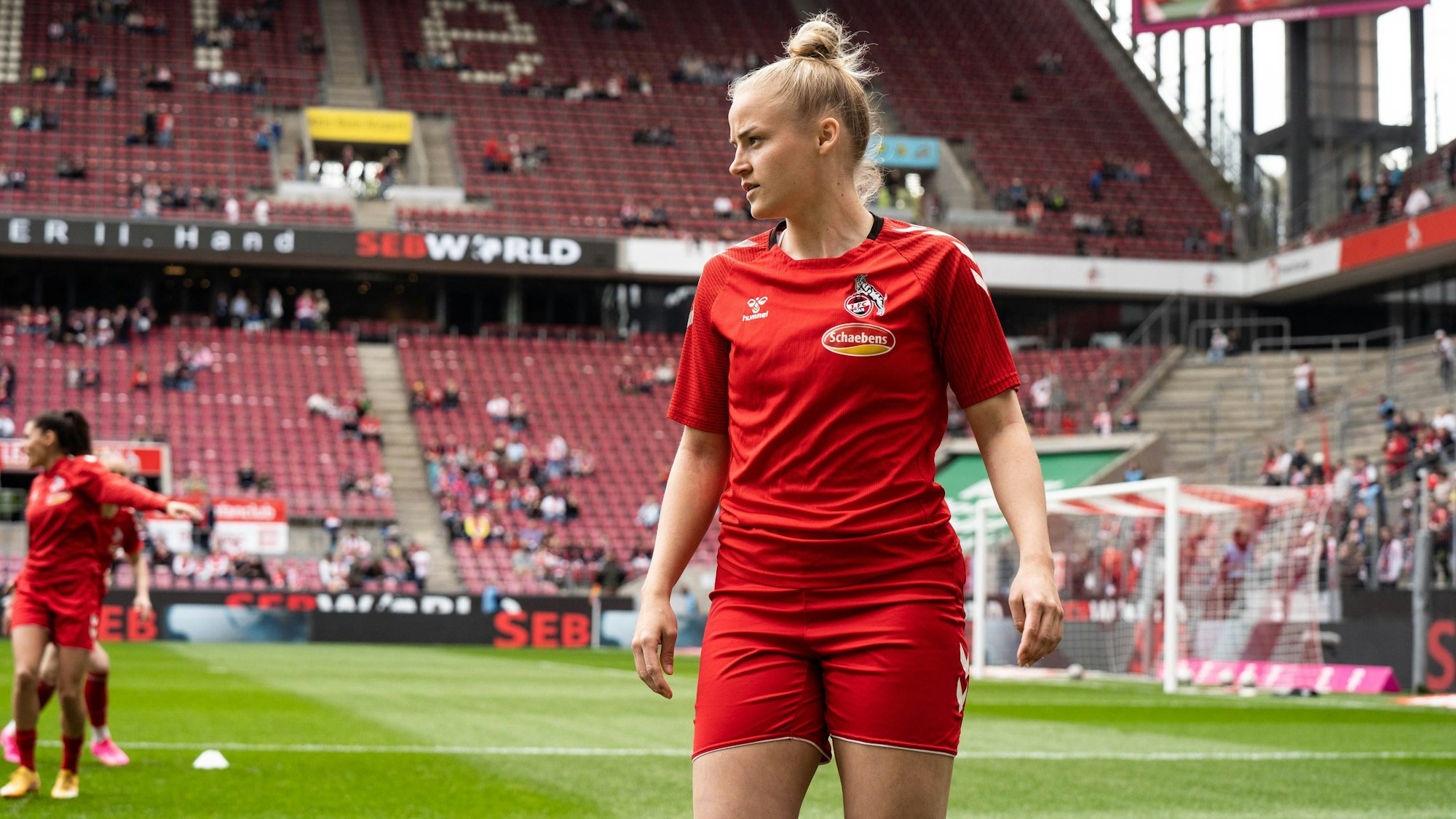 GER, 1.FFBL, 1.FC Koeln vs Eintracht Frankfurt / 23.04.2023, RheinEnergieSTADION, Koeln, GER, 1.FFBL, 1.FC Koeln vs Eintracht Frankfurt im Bild / picture shows Lena Uebach 1. FC Koeln, 27 beim Aufwärmen vor dem Spiel *** GER, 1 FFBL, 1 FC Koeln vs Eintracht Frankfurt 23 04 2023, RheinEnergieSTADION, Koeln, GER, 1 FFBL, 1 FC Koeln vs Eintracht Frankfurt in picture picture shows Lena Uebach 1 FC Koeln, 27 warming up before the match nordphotoxGmbHx/xChristianxSchulze nph000300