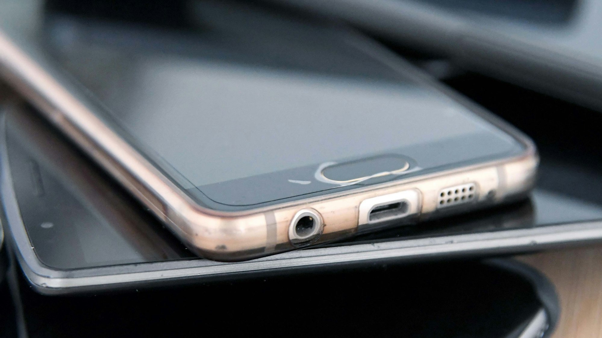 Auf dem Foto sind mehrere Mobiltelefone zu sehen.