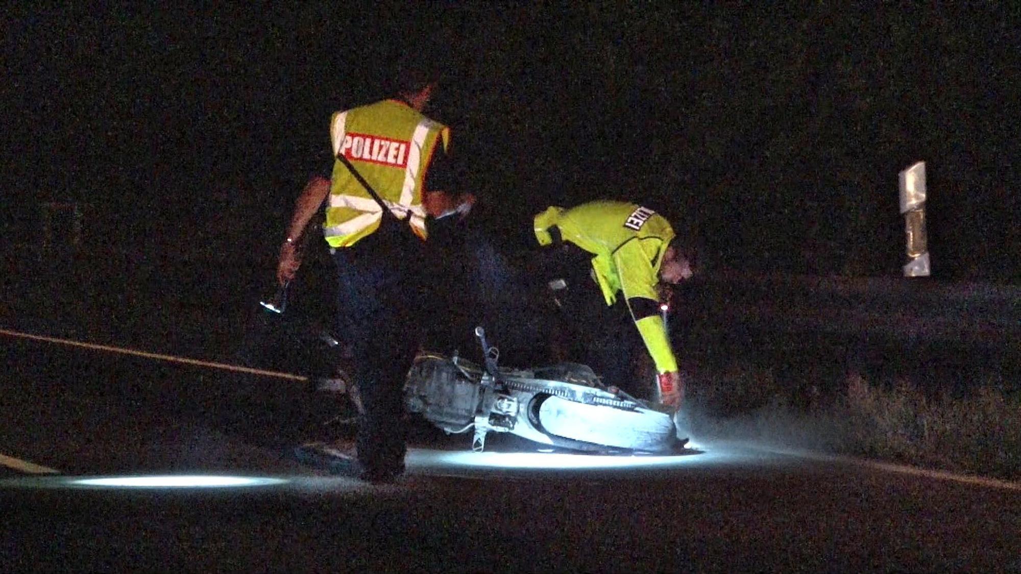 Unser Symbolfoto zeigt Polizisten an einem Unfallort.