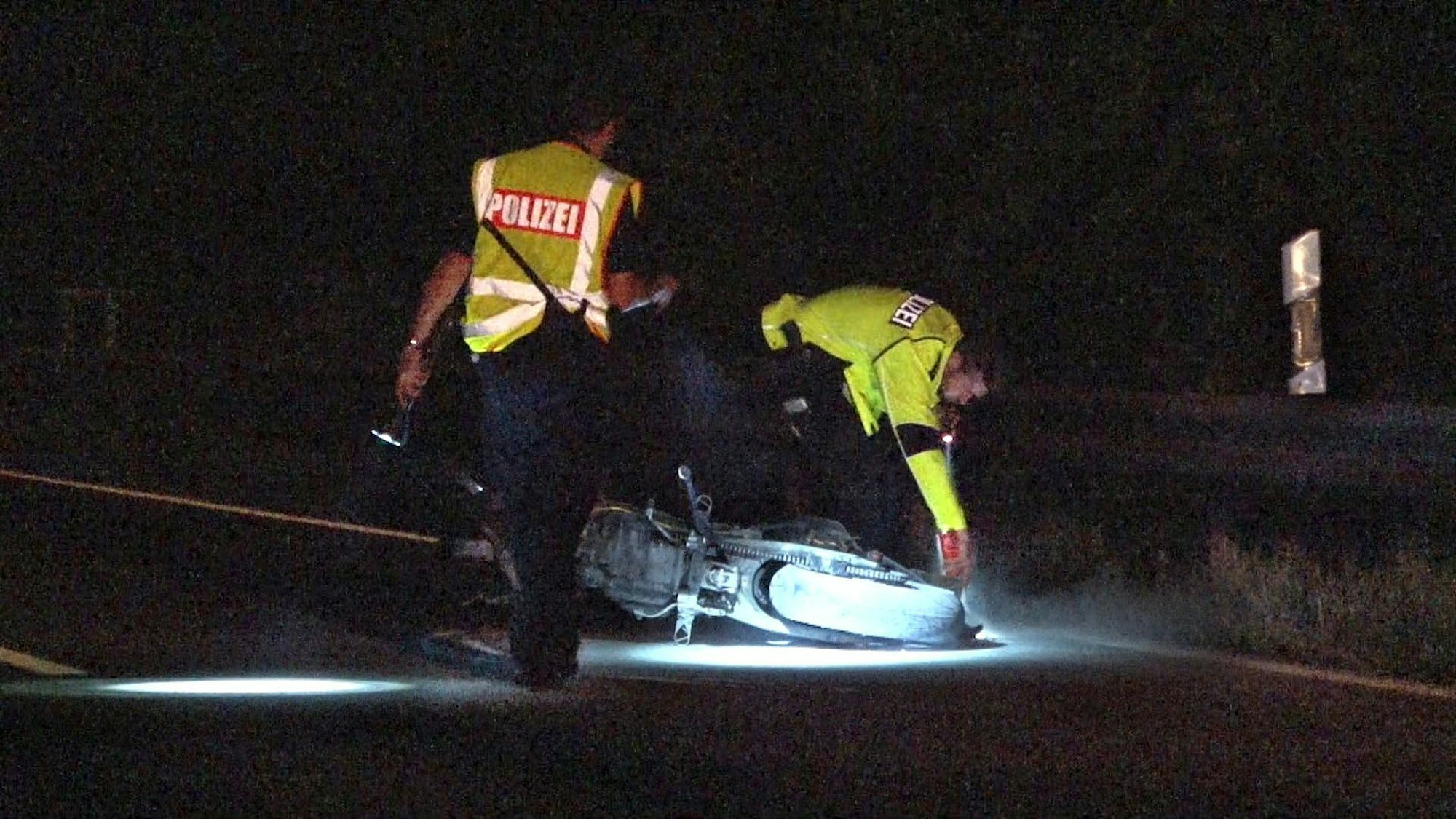 Unser Symbolfoto zeigt Polizisten an einem Unfallort.