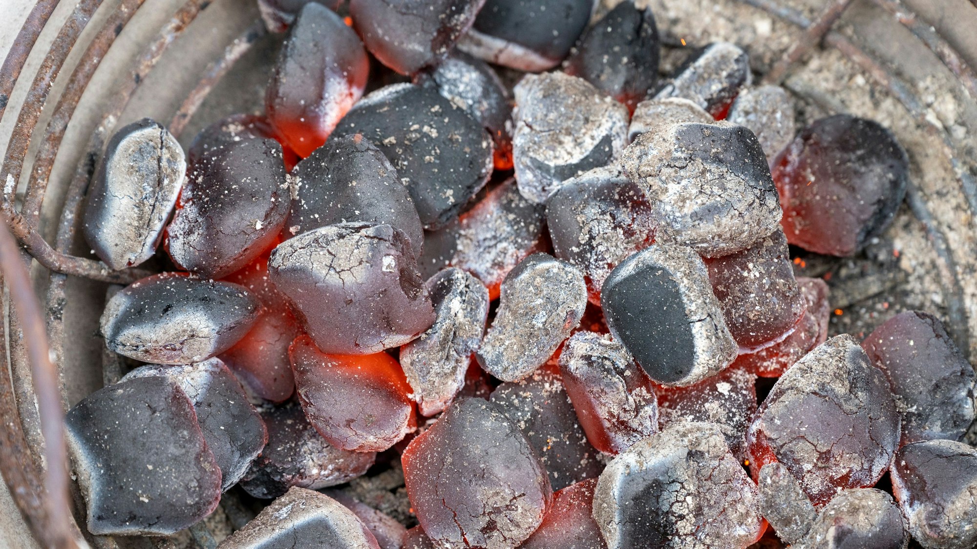glühende Kohle in einem Grill