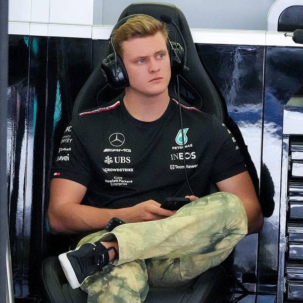 Testfahrer Mick Schumacher aus Deutschland vom Team Mercedes in der Box. Der Ersatzpilot des Werksteams darf in der kommenden Woche bei Reifentests in Barcelona den Mercedes fahren.