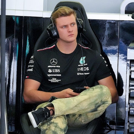 Testfahrer Mick Schumacher aus Deutschland vom Team Mercedes in der Box. Der Ersatzpilot des Werksteams darf in der kommenden Woche bei Reifentests in Barcelona den Mercedes fahren.