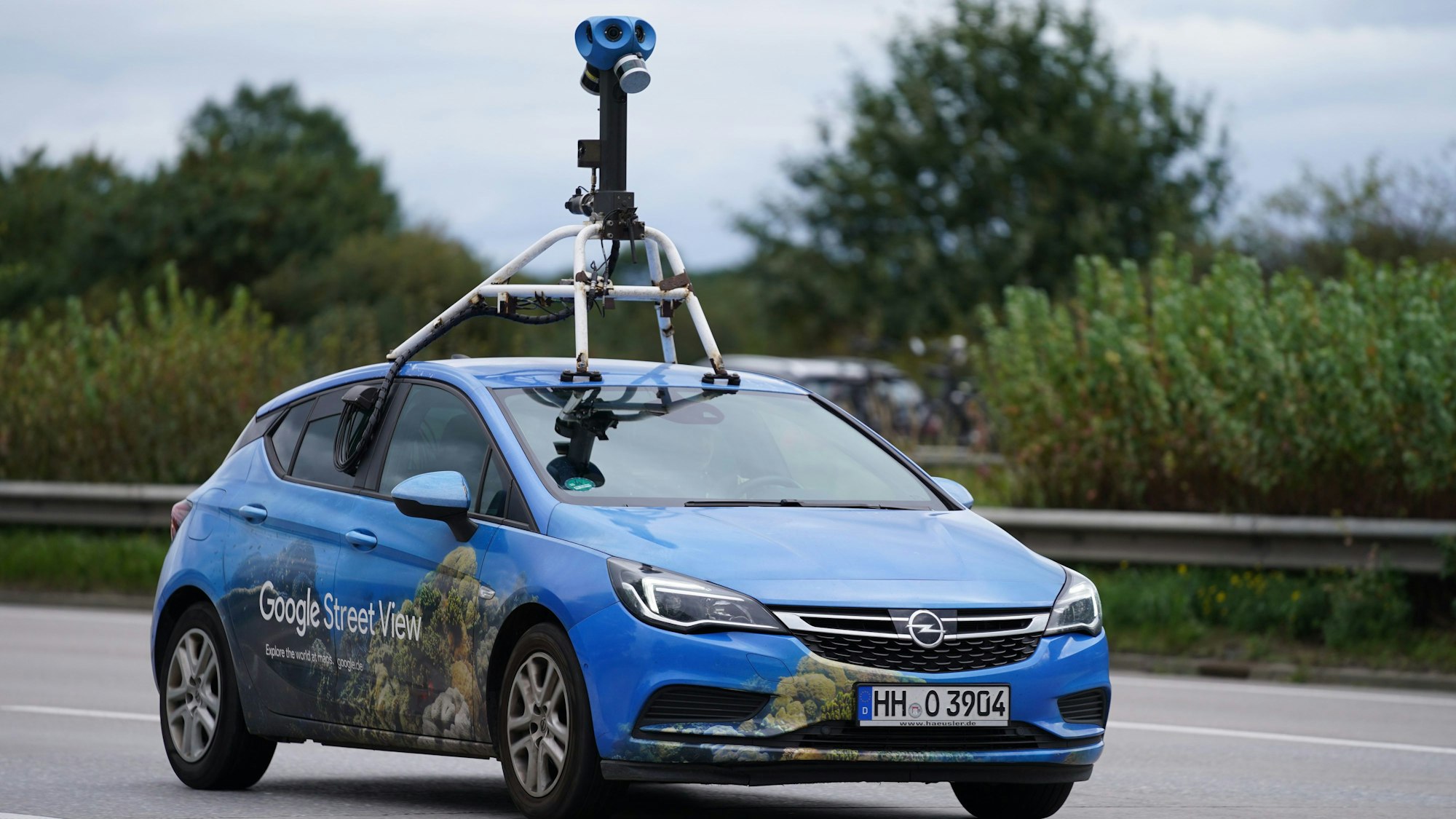 Ein Fahrzeug von Google Street View, bestückt mit Kameras, fährt auf einer Autobahn. Aktuell weren wieder viele Straßen und Städte vermessen und neu bebildert. (Archivbild)