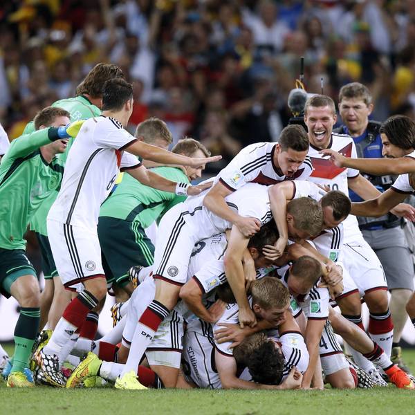 Mario Götze Deutschland beim Schlussjubel nach dem Abpfiff des WM-Finales 2014 mit Draxler und Ginter.