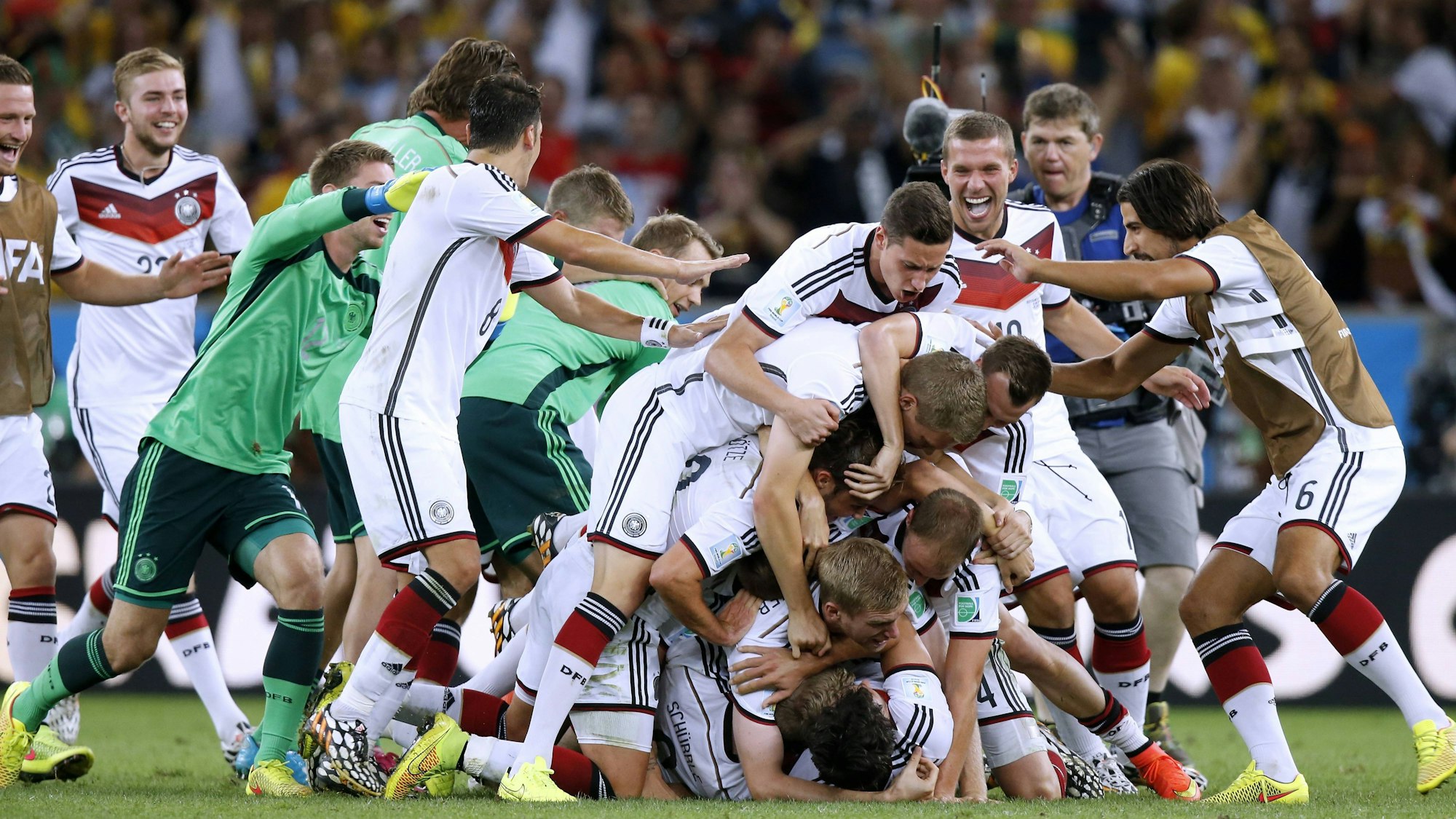Mario Götze Deutschland beim Schlussjubel nach dem Abpfiff des WM-Finales 2014 mit Draxler und Ginter.