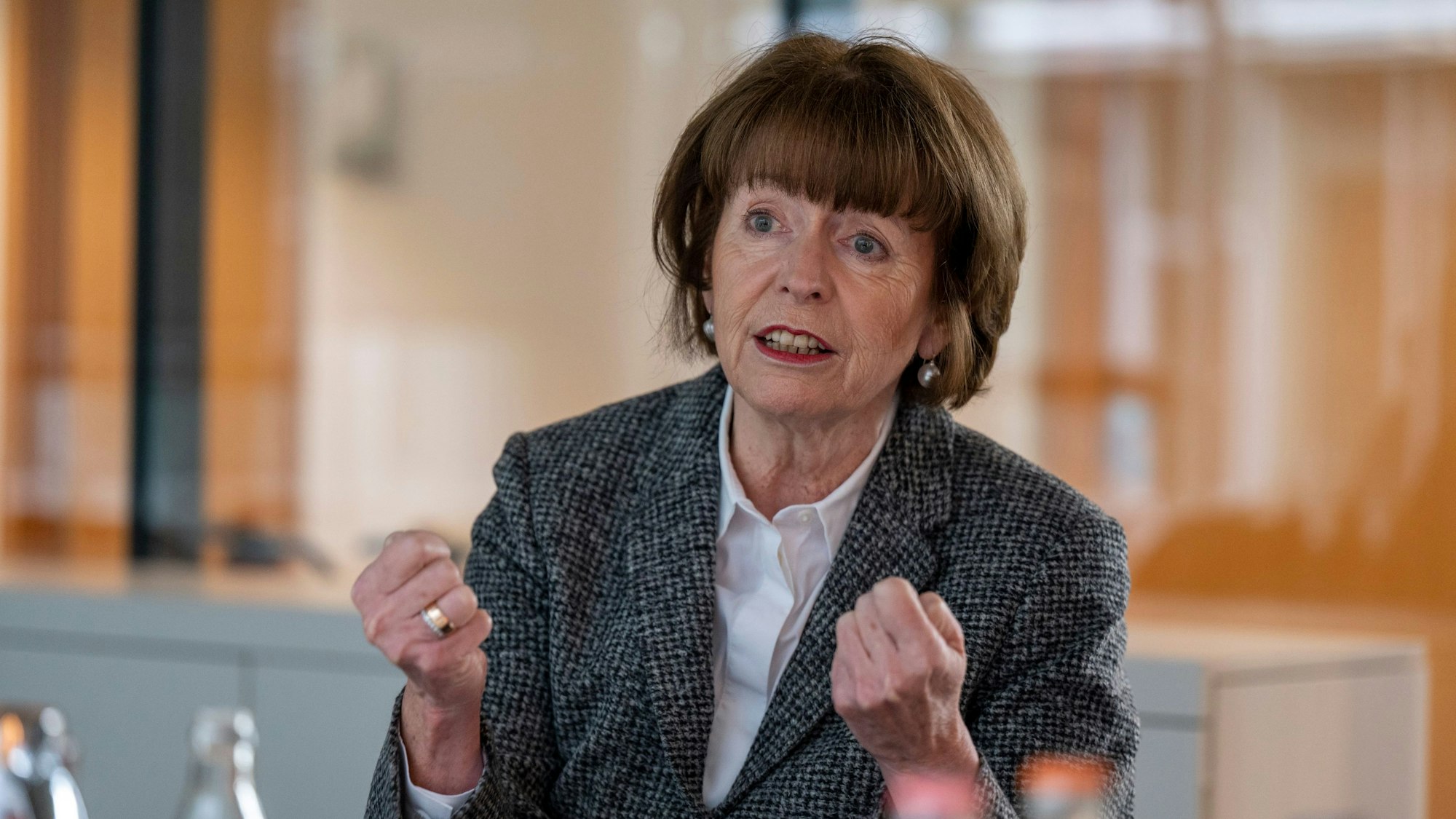 Henriette Reker gestikulierend
