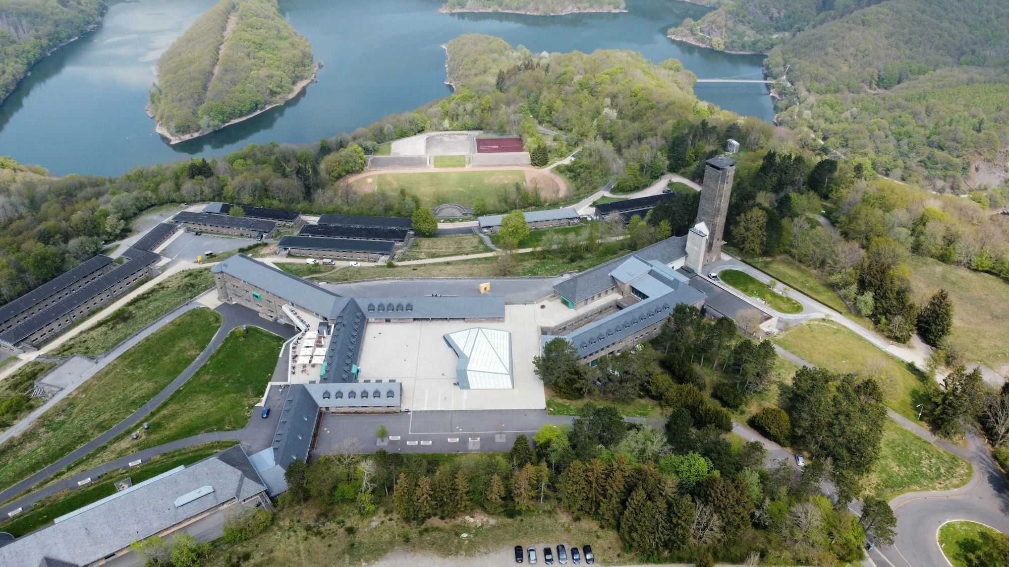 Das Luftbild zeigt die von den Nationalsozialisten erbaute Vogelsang-Anlage, im Hintergrund den Urftsee.