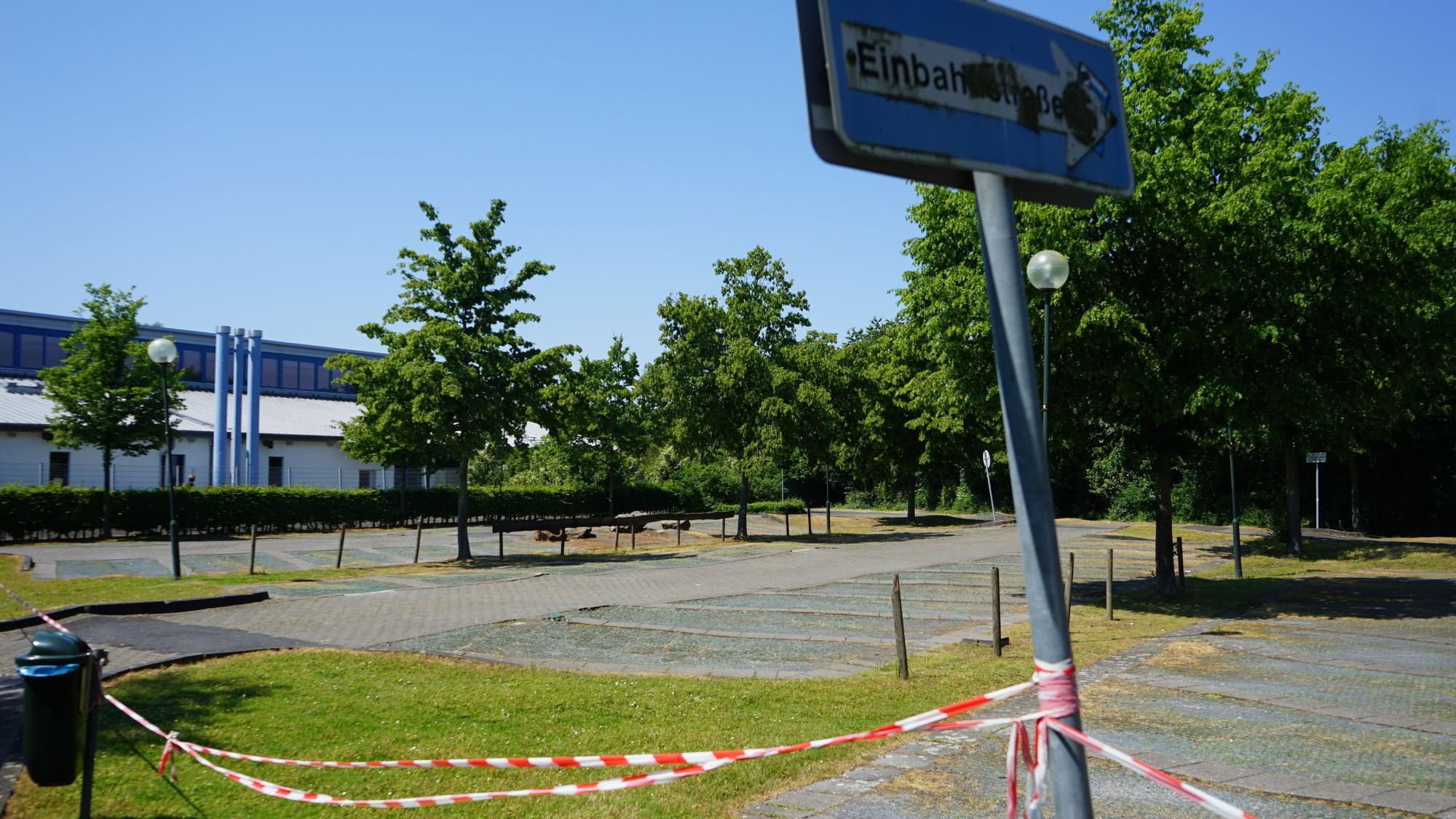 Auf dem Foto ist das rot-weiße Flatterband auf dem Parkplatz der Erftlagune zu sehen.