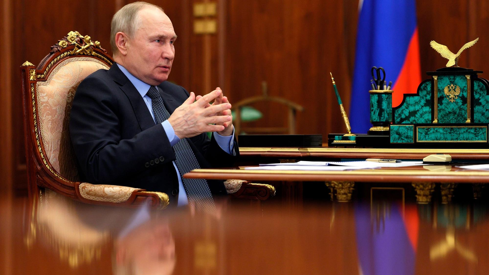 Wladimir Putin an seinem Schreibtisch. Auf Angaben aus Moskau sollte man nicht vertrauen, erklärt Historiker Timothy Snyder. Tatsächlich finden sich viele Beispiele für russische Lügen. (Archivbild)