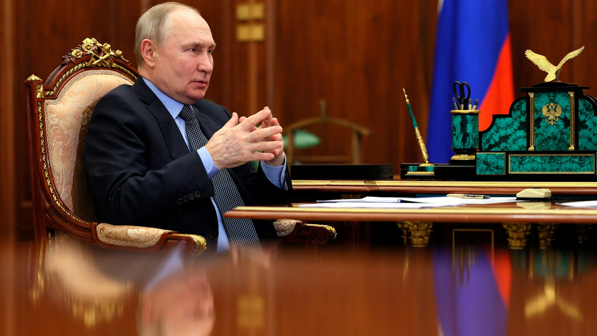 Wladimir Putin an seinem Schreibtisch. Auf Angaben aus Moskau sollte man nicht vertrauen, erklärt Historiker Timothy Snyder. Tatsächlich finden sich viele Beispiele für russische Lügen. (Archivbild)