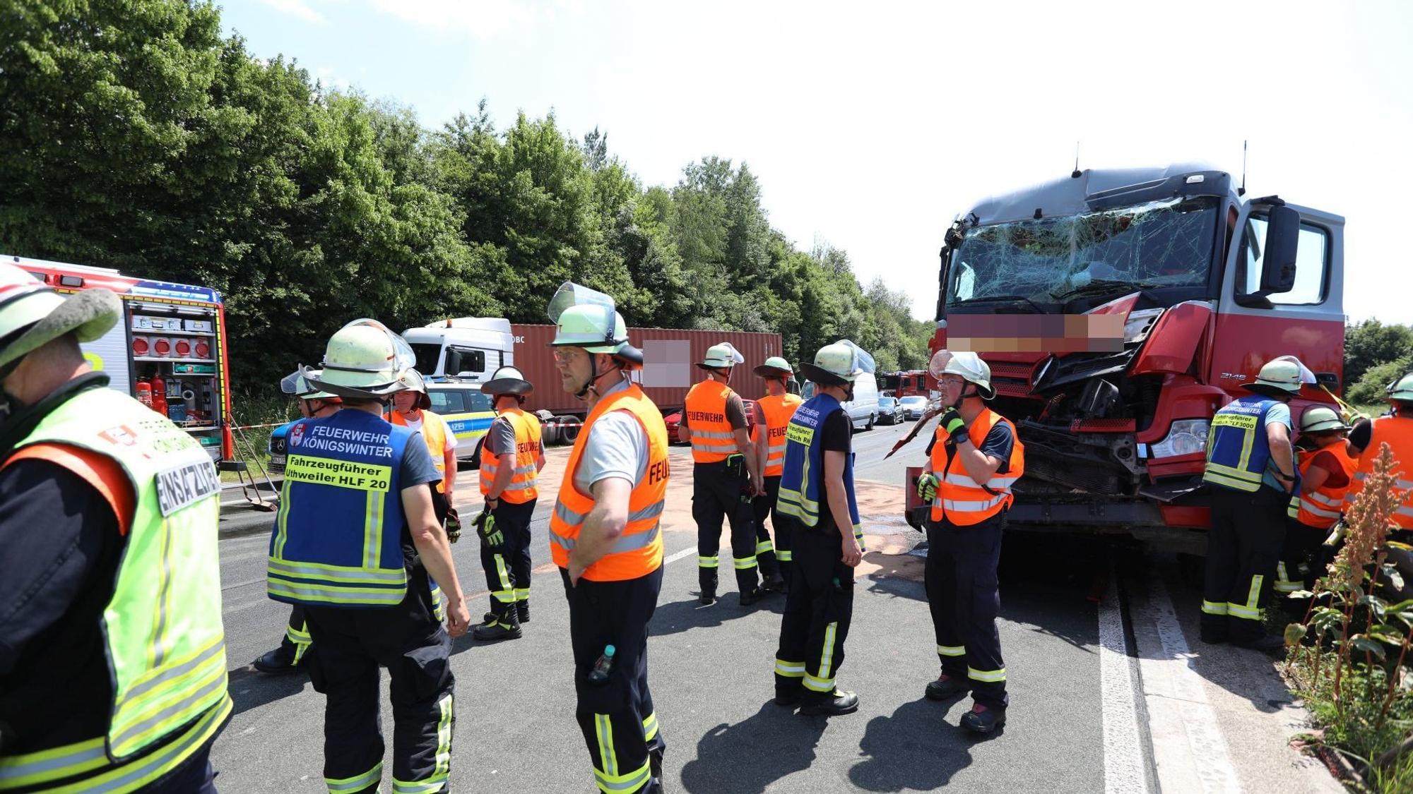 Feuerwehrleute auf der Autobahn.