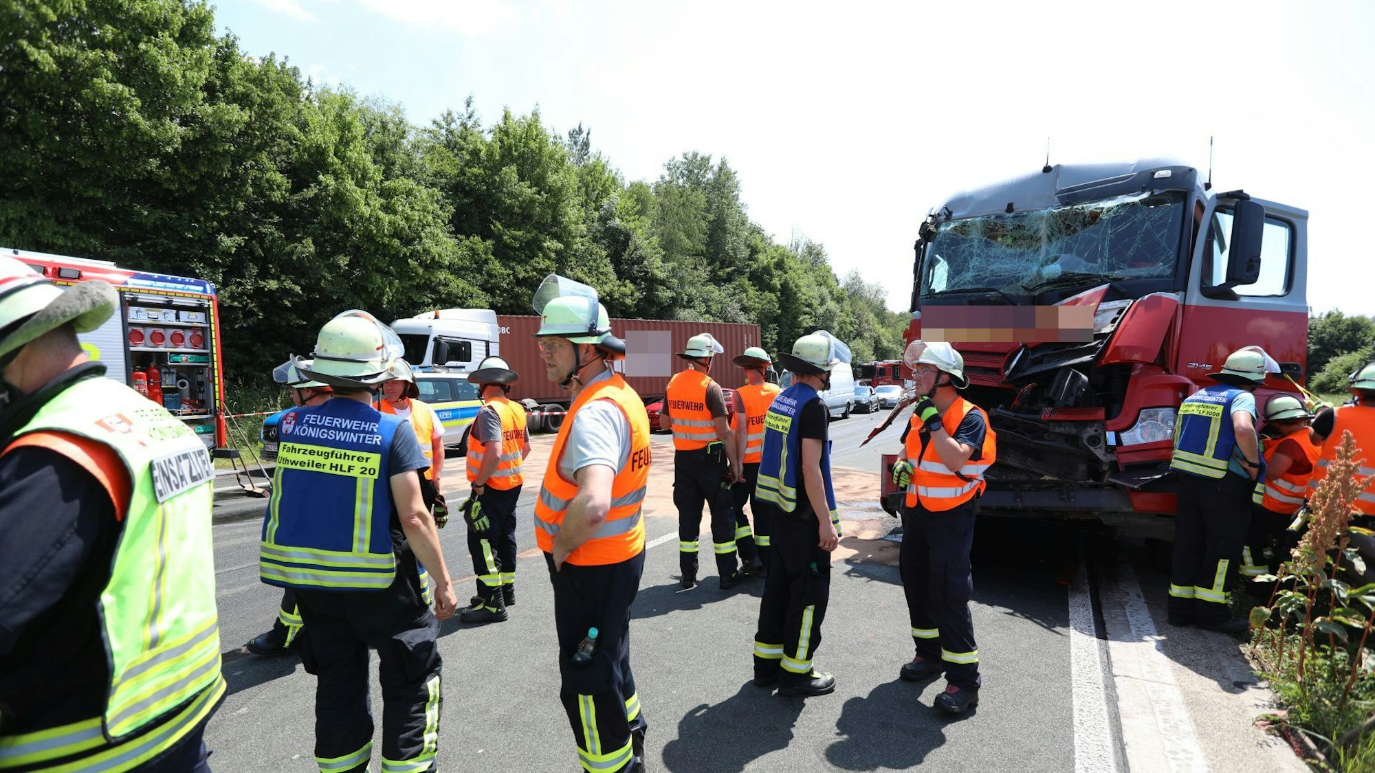 Feuerwehrleute auf der Autobahn.