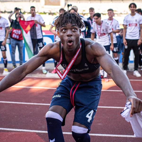 Yann Aurel Bisseck feiert den dritten Platz mit Aarhus GF in Dänemark.