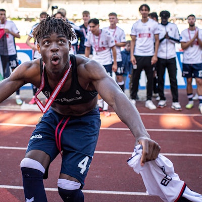 Yann Aurel Bisseck feiert den dritten Platz mit Aarhus GF in Dänemark.