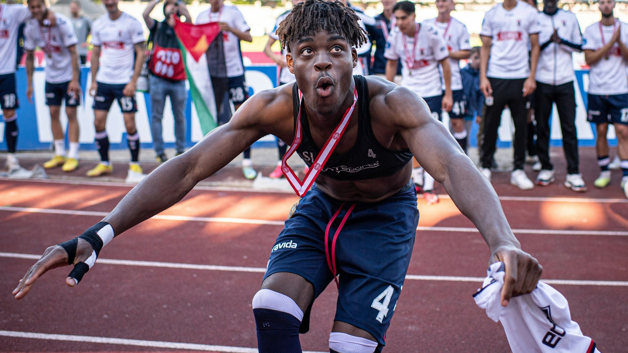 Yann Aurel Bisseck feiert den dritten Platz mit Aarhus GF in Dänemark.
