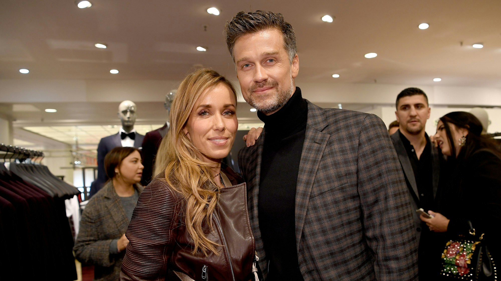 Annemarie und Wayne Carpendale posieren auf einer abendlichen Veranstaltung für die Kamera.