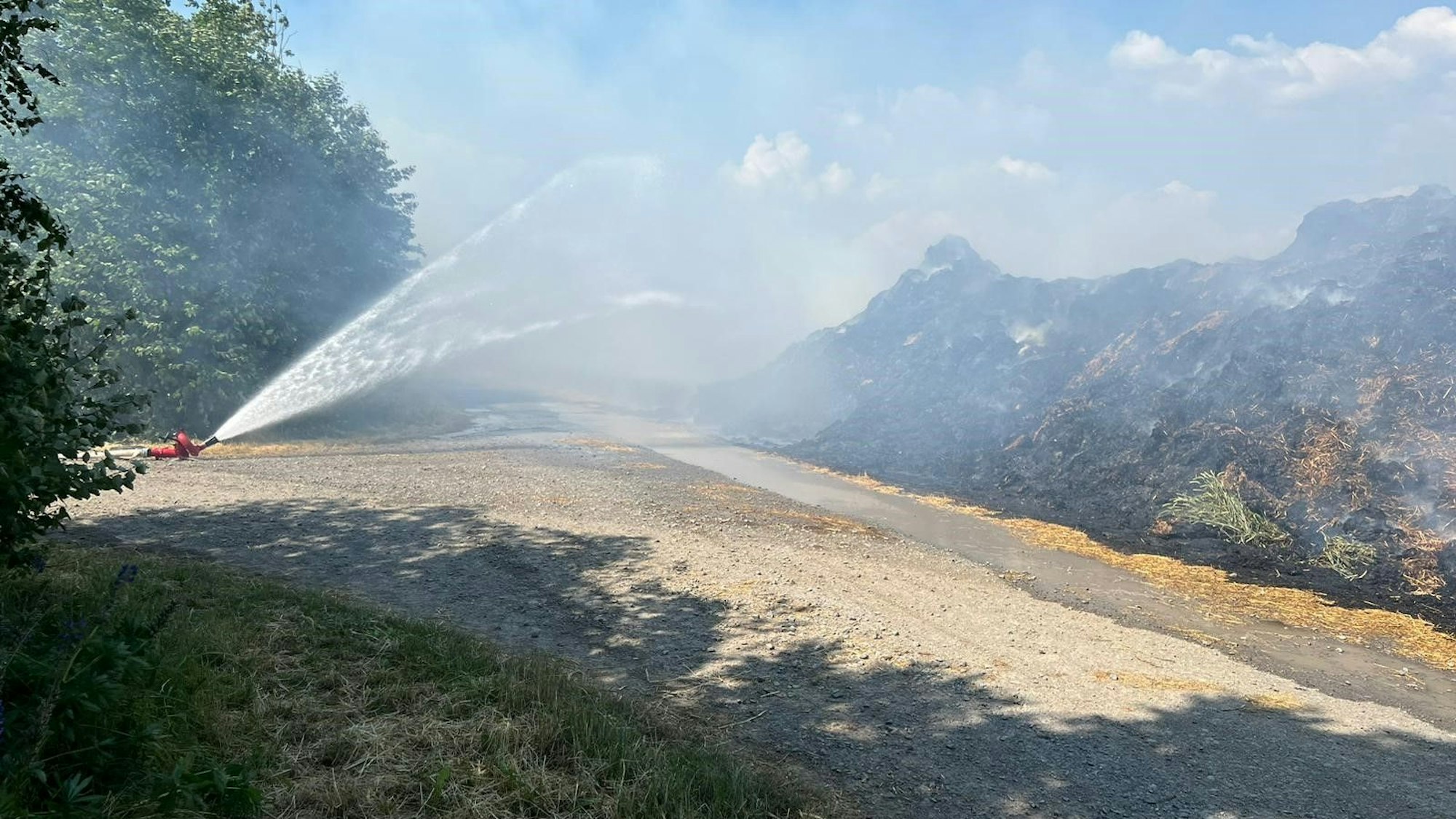 Die Feuerwehr beim Einsatz in Bedburg. Ein Misthaufen hat Feuer gefangen.