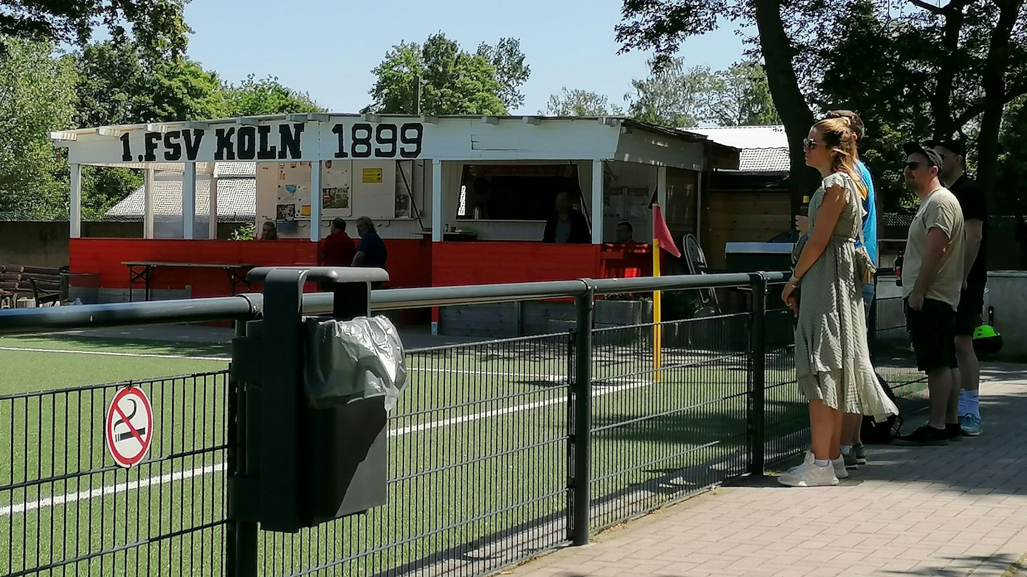 Blick aufs Büdchen am Kunstrasenplatz des 1. FSV Köln 1899