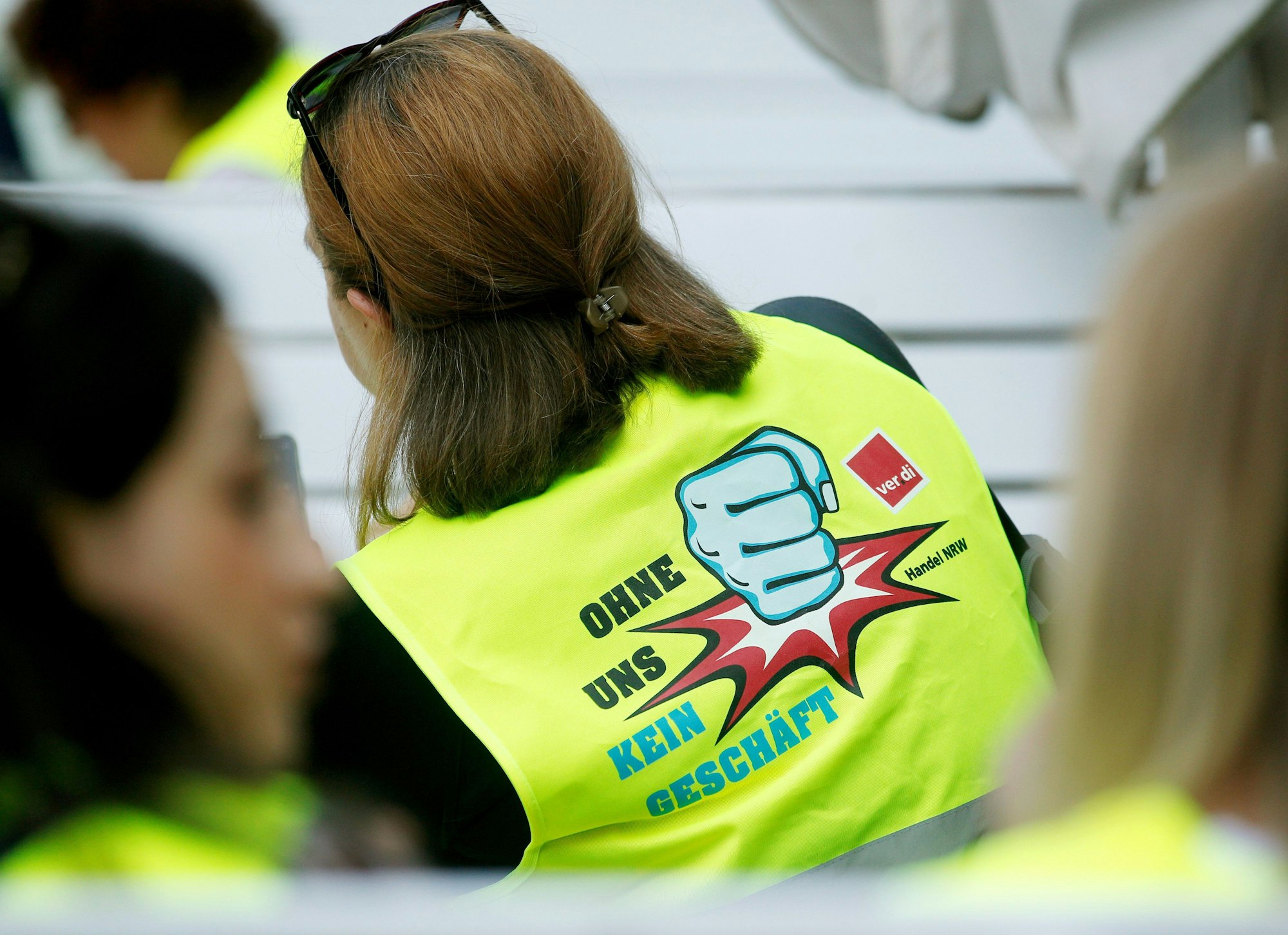 «Ohne uns kein Geschäft» steht auf den Westen der Teilnehmer des Warnstreiks von Galeria Karstadt Kaufhof. Zur Arbeitsniederlegung aufgerufen sind die Beschäftigten der Warenhäuser in Duisburg (Tonhallenstr. und Düsseldorfer Str.), Wuppertal, Dortmund, Münster (Salzstr. und Ludgeristr.), Köln (Breite Str. und Hohe Str.), Siegburg, Aachen, Bochum, Oberhausen, Mülheim a. d. Ruhr und Essen.