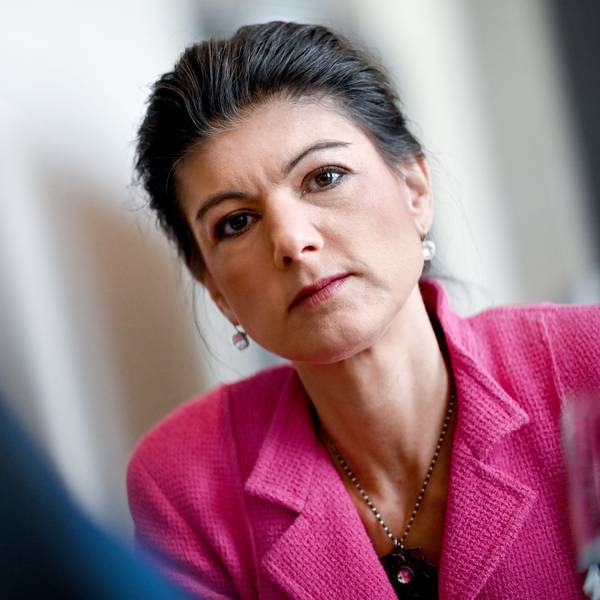 Sahra Wagenknecht, damals Fraktionsvorsitzende der Partei Die Linke, steht im Bundestag am Rande eines dpa-Interviews. Sie trägt eine pinke Jacke und blickt in die Kamera. (Archivbild)