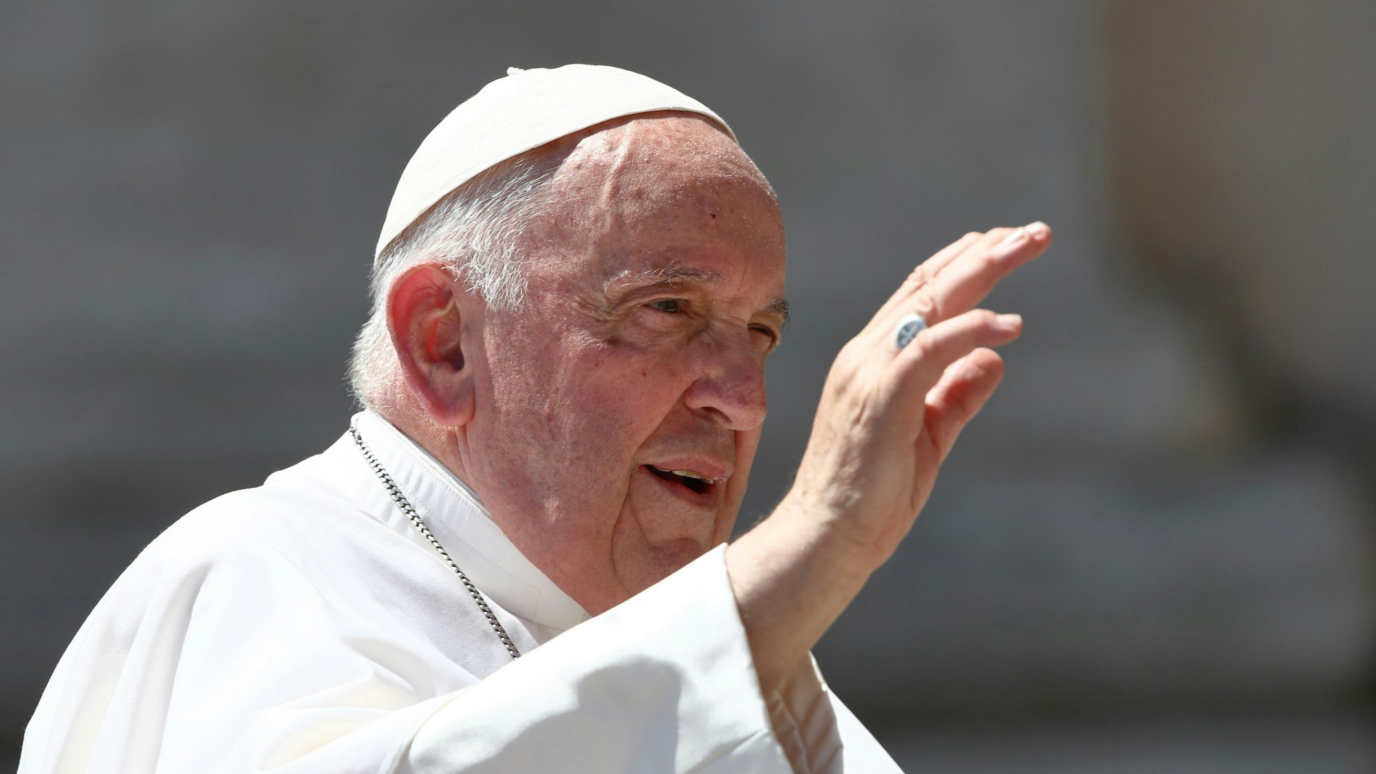 Papst Franziskus kommt zu seiner wöchentlichen Generalaudienz auf dem Petersplatz an. Die Bauch-Operation von Papst Franziskus ist beendet worden. Wie der Heilige Stuhl am Mittwochabend mitteilte, dauerte der Eingriff bei dem 86-Jährigen drei Stunden und wurde «ohne Komplikationen» abgeschlossen.