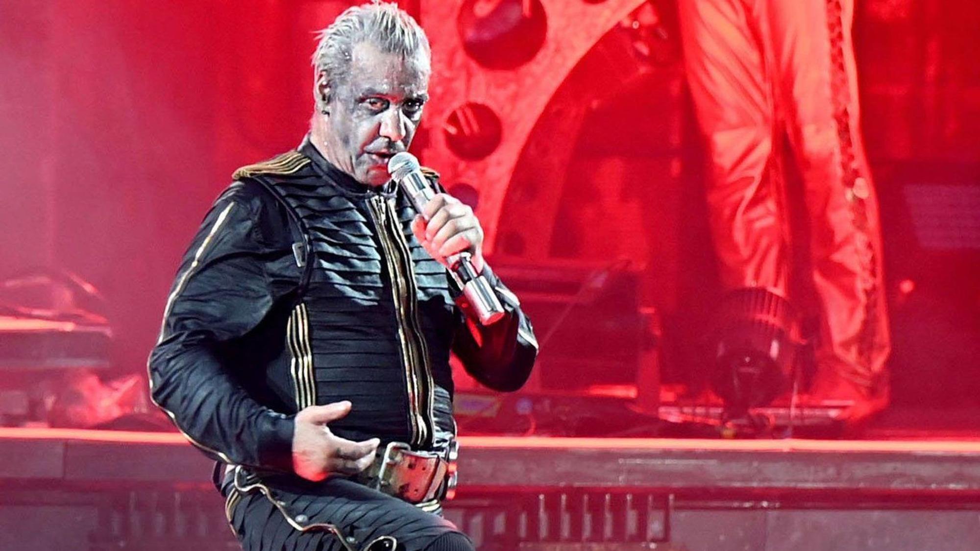 Rammstein-Frontmann Till Lindemann sieht sich mit schweren Vorwürfen konfrontiert. (Archivbild)