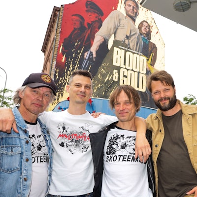 Wolly Düse, Max Jakuschew und Ingo Ruttke von der Kölner Band Skoteenas stehen mit Regisseur Peter Thorwarth auf der Venloer Straße, Ecke Körnerstraße