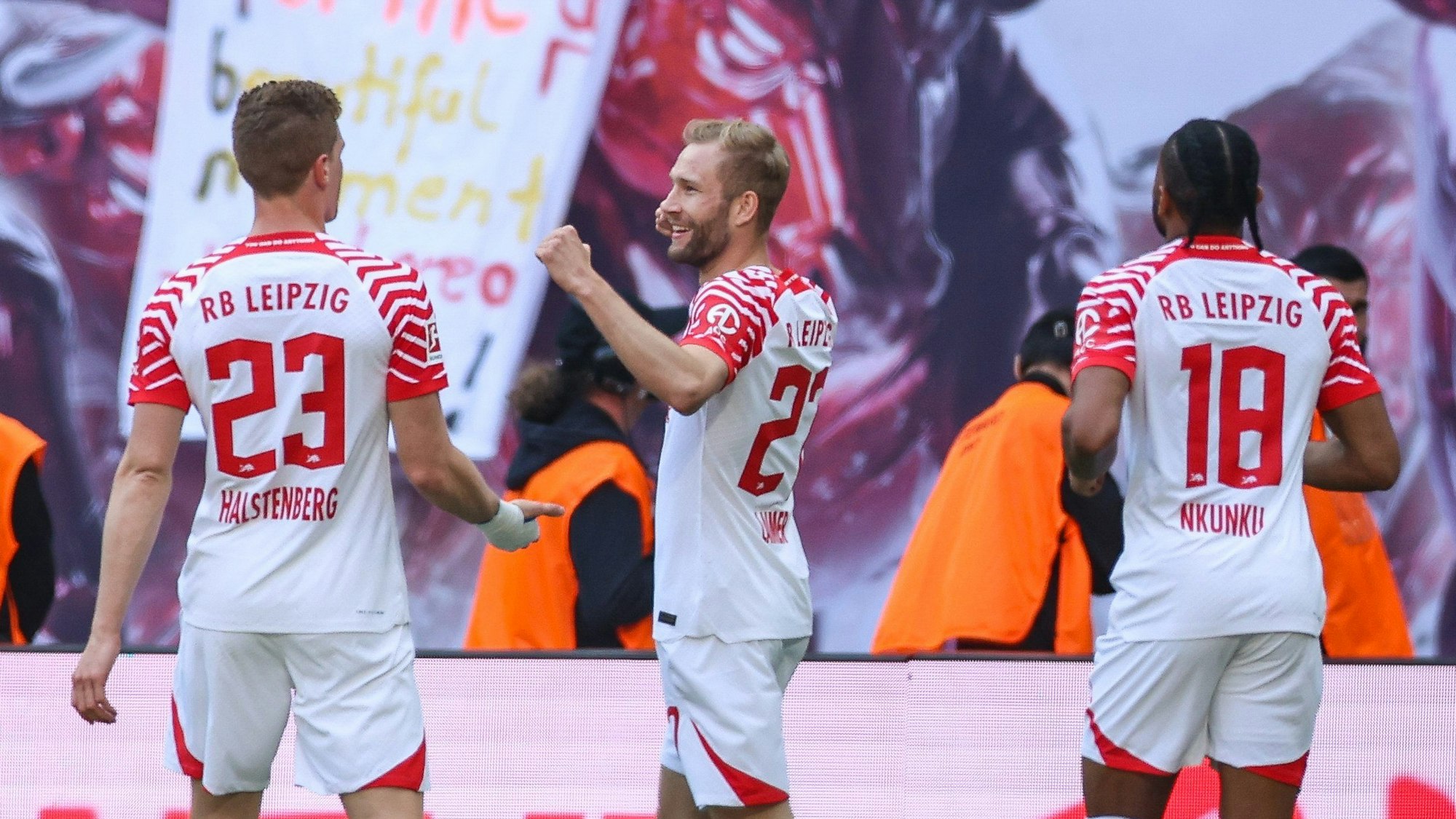 Leipzigs Spieler um Konrad Laimer (M) jubeln nach dem 1:0 durch Laimer.