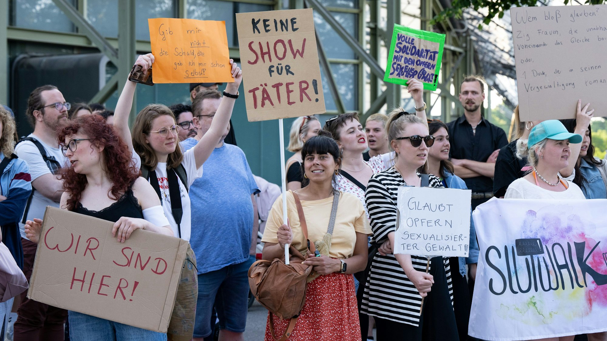 07.06.2023, Bayern, München: Aktivisten demonstrieren vor Beginn des Konzertes der Band Rammstein vor dem Stadion. Rammstein spielen in München am 07. + 08. + 10. + 11.06.2023 insgesamt vier Konzerte im Rahmen ihrer Europa Stadion Tour.