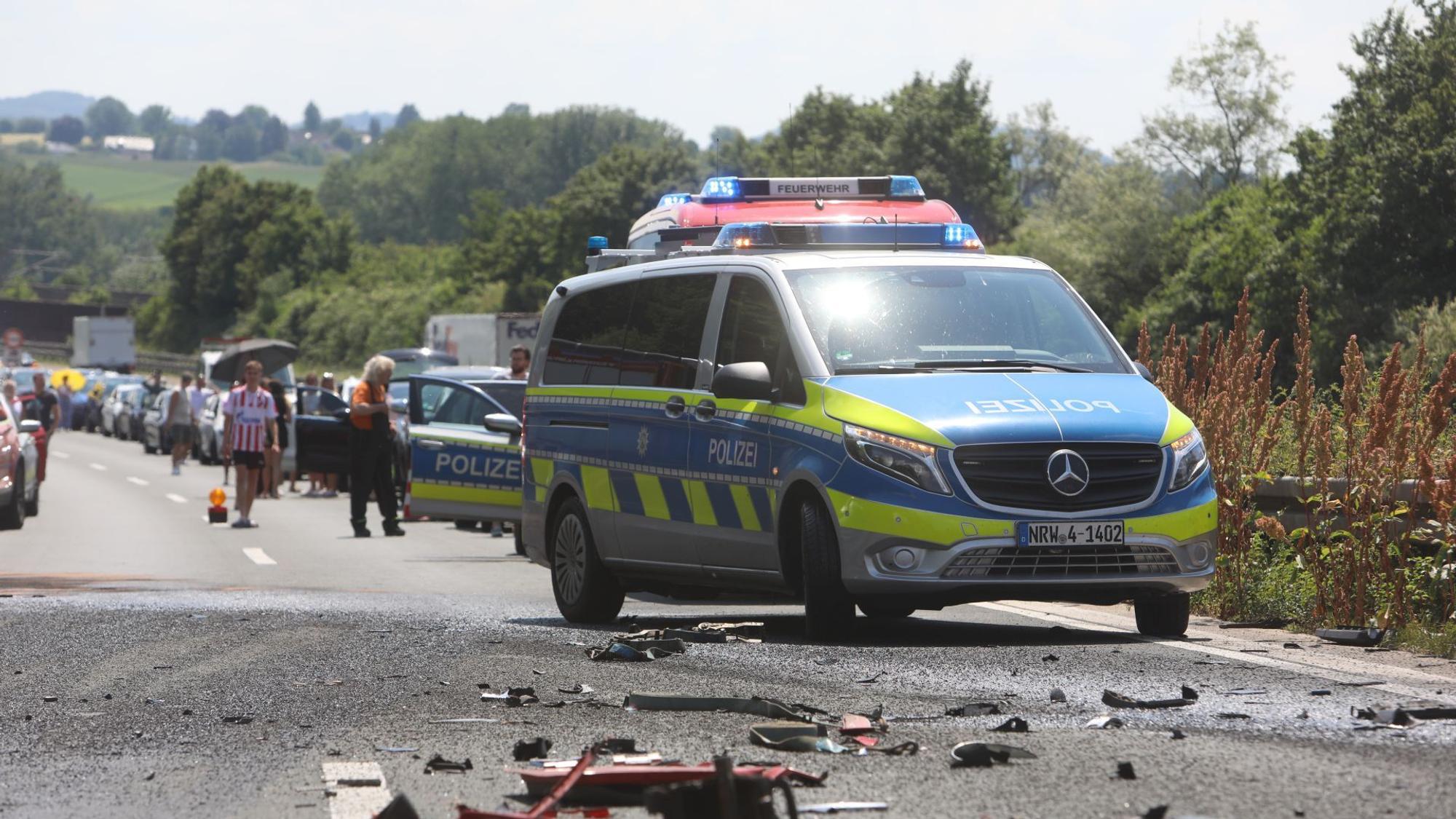 Autos stehen nach einem Autobahnunfall im Stau.