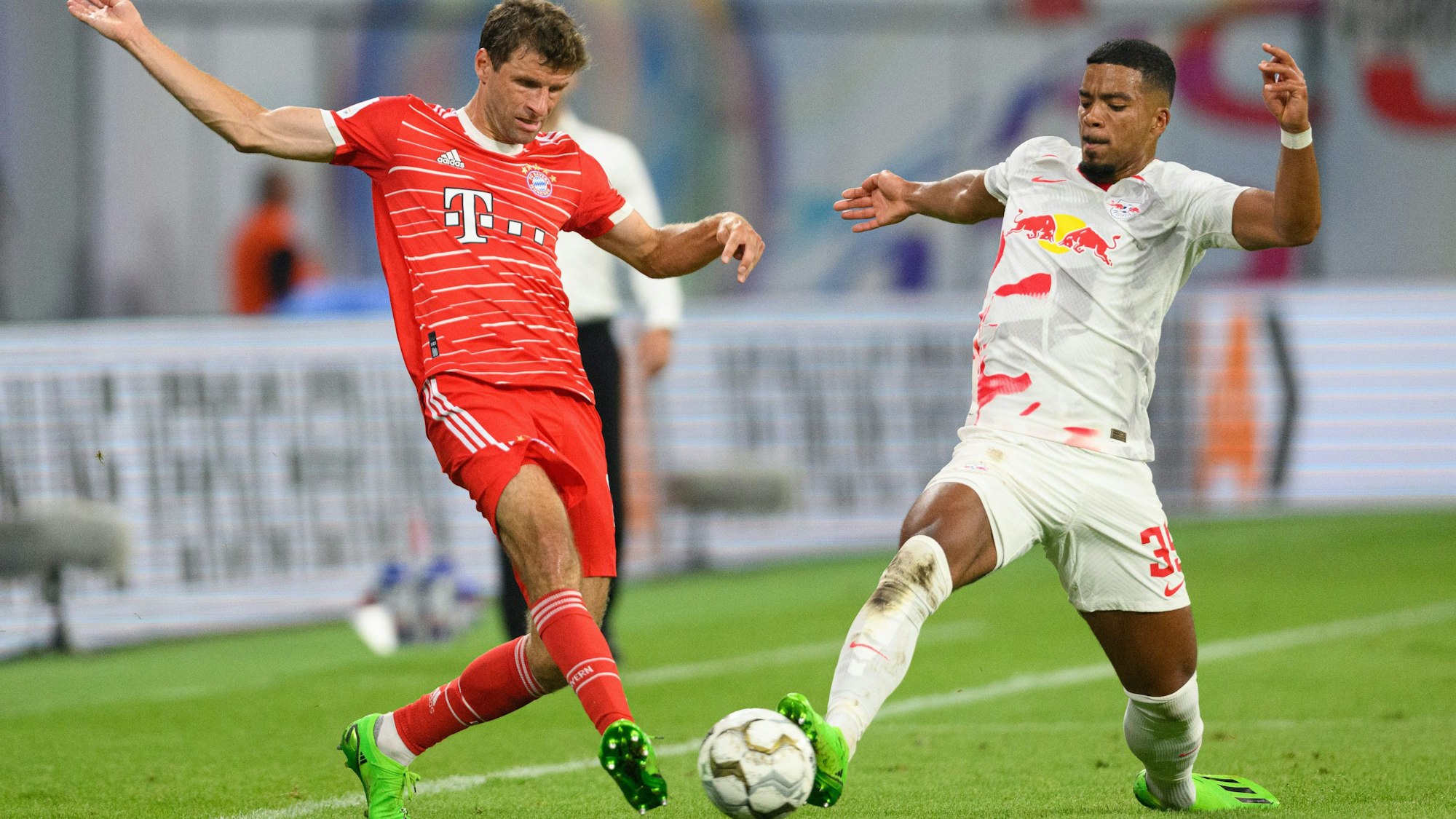 Leipzigs Benjamin Henrichs (r) gegen Münchens Thomas Müller.