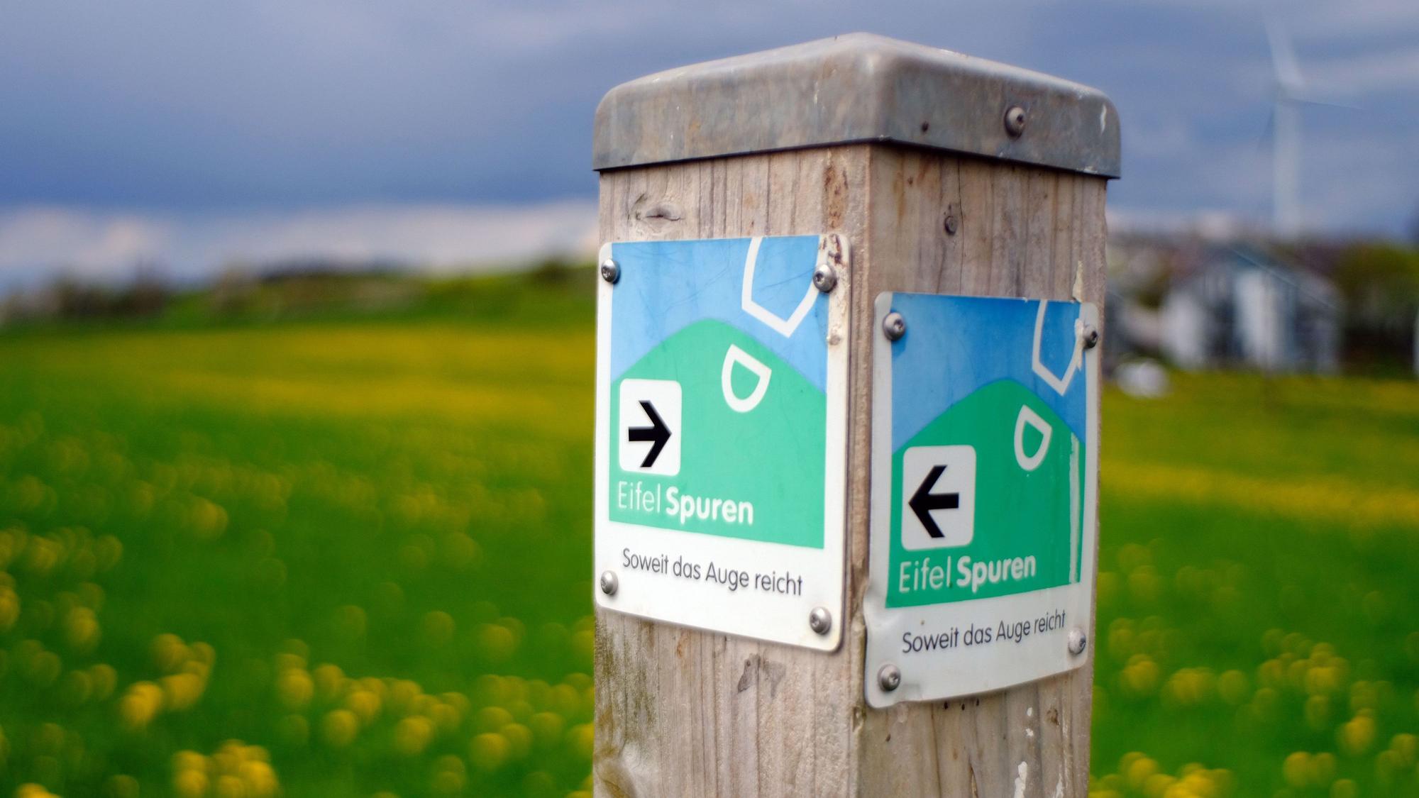 Wegweiser der Eifelspur "Soweit das Auge reicht" bei Lorbach.