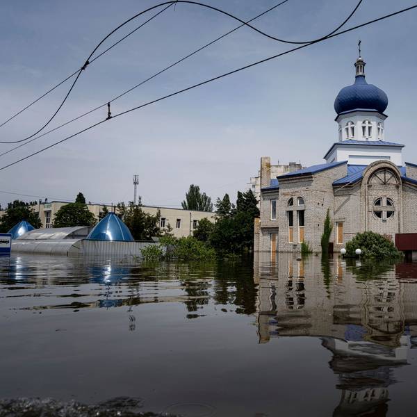 Eine von Wasser umgebene Kirche in einem überfluteten Stadtteil von Cherson. Die Fluten eines zusammengebrochenen Staudamms stiegen in der Südukraine weiter an und zwangen Hunderte von Menschen zur Flucht aus ihren Häusern.