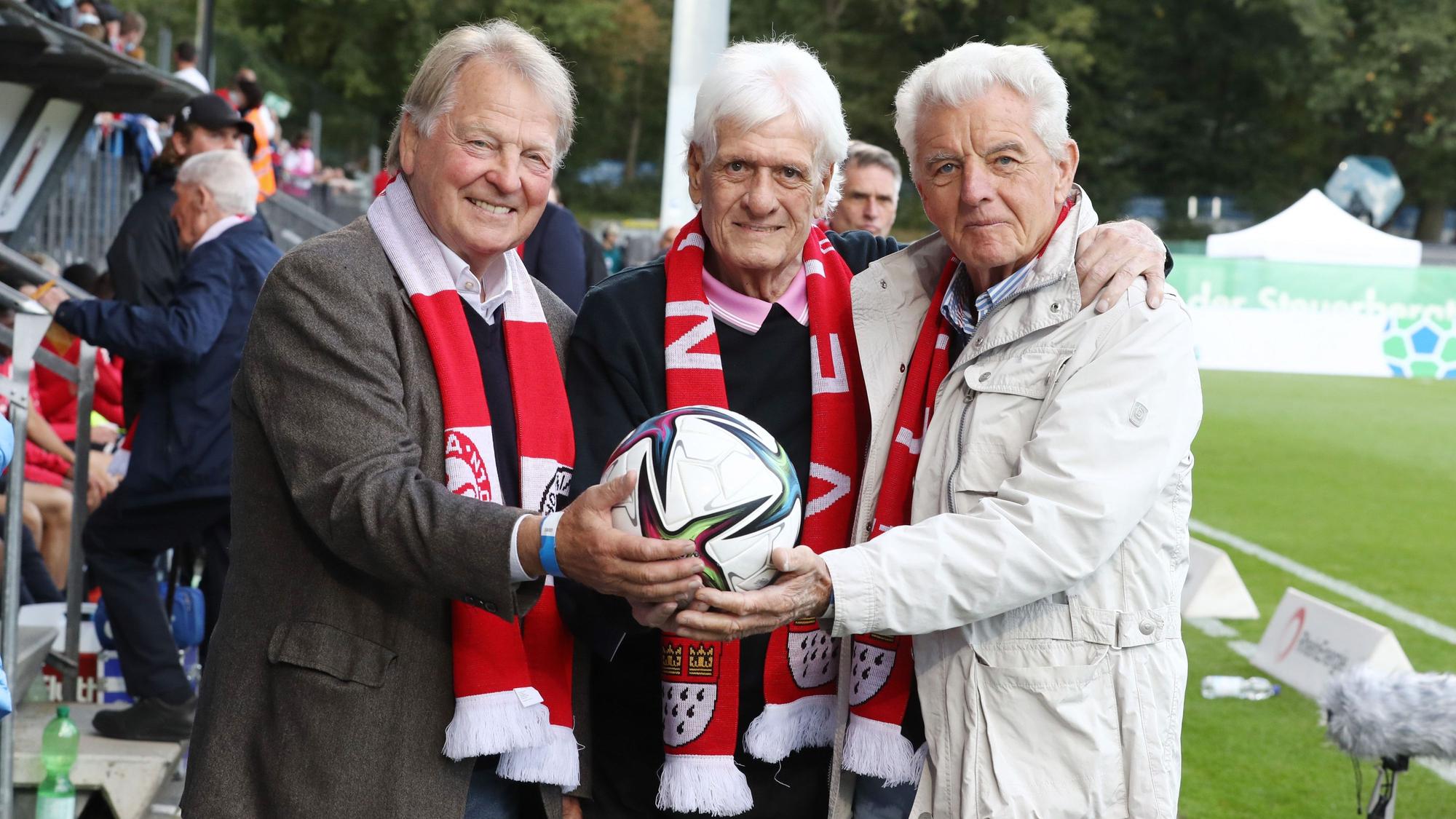 Erich Ribbeck (r.) posiert mit Karl-Heinz Thielen (l.) und Wolfgang Fahrian (m.) im Höhenberger Sportpark in Köln für die Kamera.
