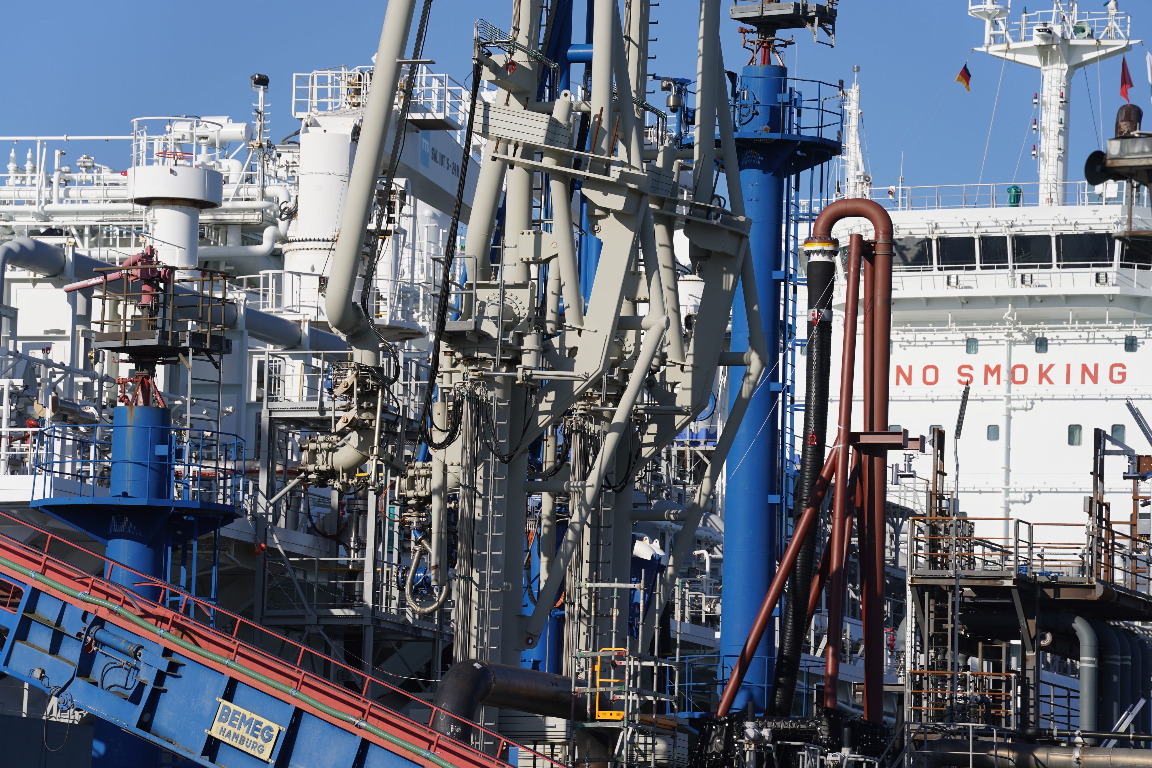 Der schwimmende LNG-Terminal «Höegh Gannet» liegt am Kai des Elbehafens Brunsbüttel Ports. Anwohner klagen über die Lärmbelastung des Terminals.