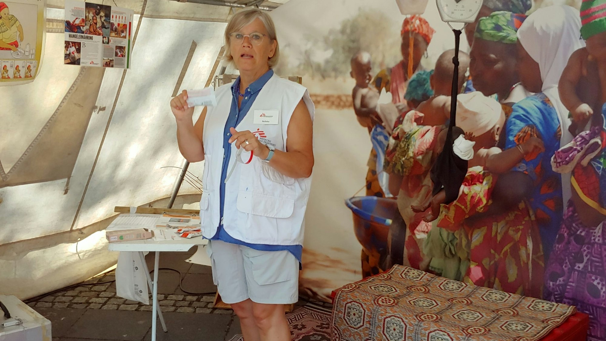 Nelleke Smitsman steht in einem der Zelte der Ausstellung.