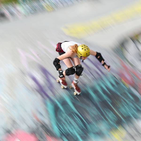 Ein Mann fährt auf seinen Rollerskates durch den Skaterpark im Frankfurter Osthafenpark.