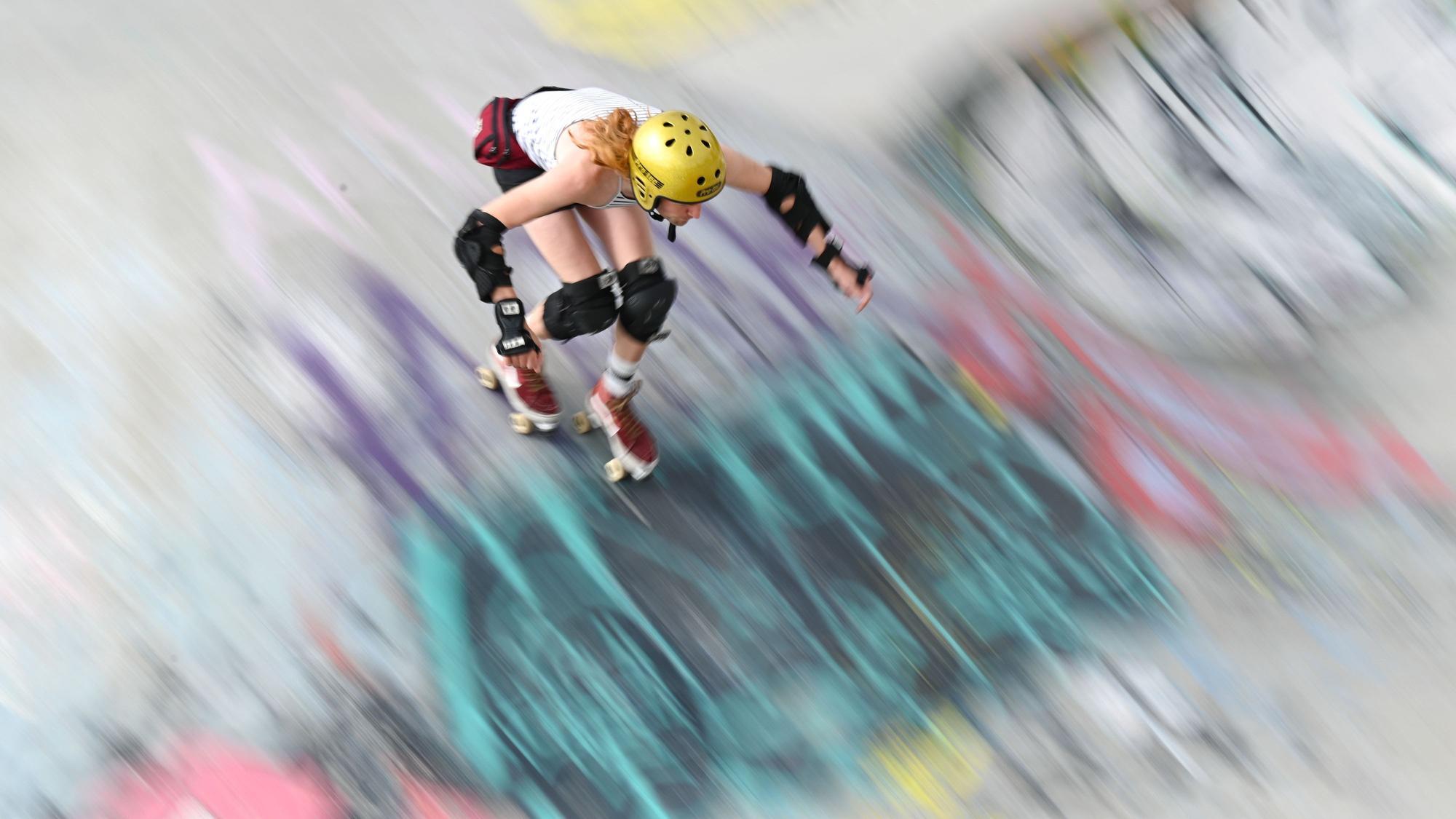 Ein Mann fährt auf seinen Rollerskates durch den Skaterpark im Frankfurter Osthafenpark.
