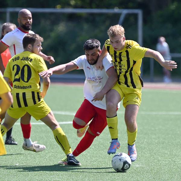04.06.2023, Fussball-Schlebusch-Porz
mitte: Tugay Düzelten (Porz)
rechts: Jakob Bärschneider (Schleb)
Foto: Uli Herhaus