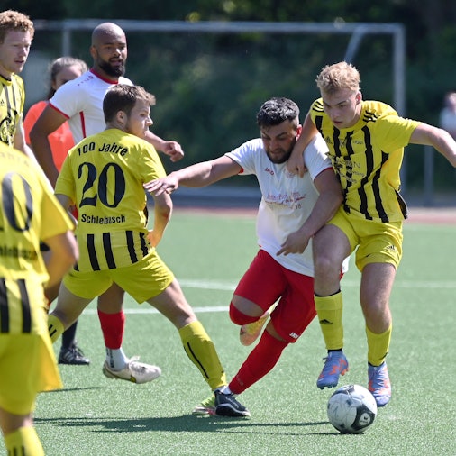 04.06.2023, Fussball-Schlebusch-Porz
mitte: Tugay Düzelten (Porz)
rechts: Jakob Bärschneider (Schleb)
Foto: Uli Herhaus