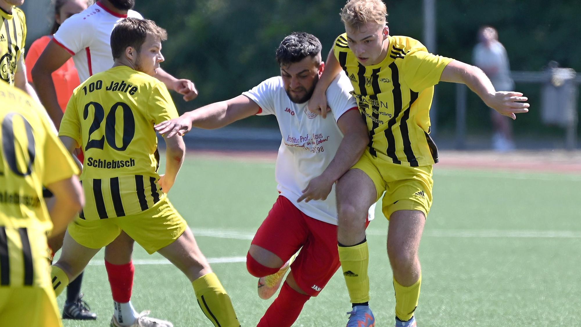 04.06.2023, Fussball-Schlebusch-Porz
mitte: Tugay Düzelten (Porz)
rechts: Jakob Bärschneider (Schleb)
Foto: Uli Herhaus