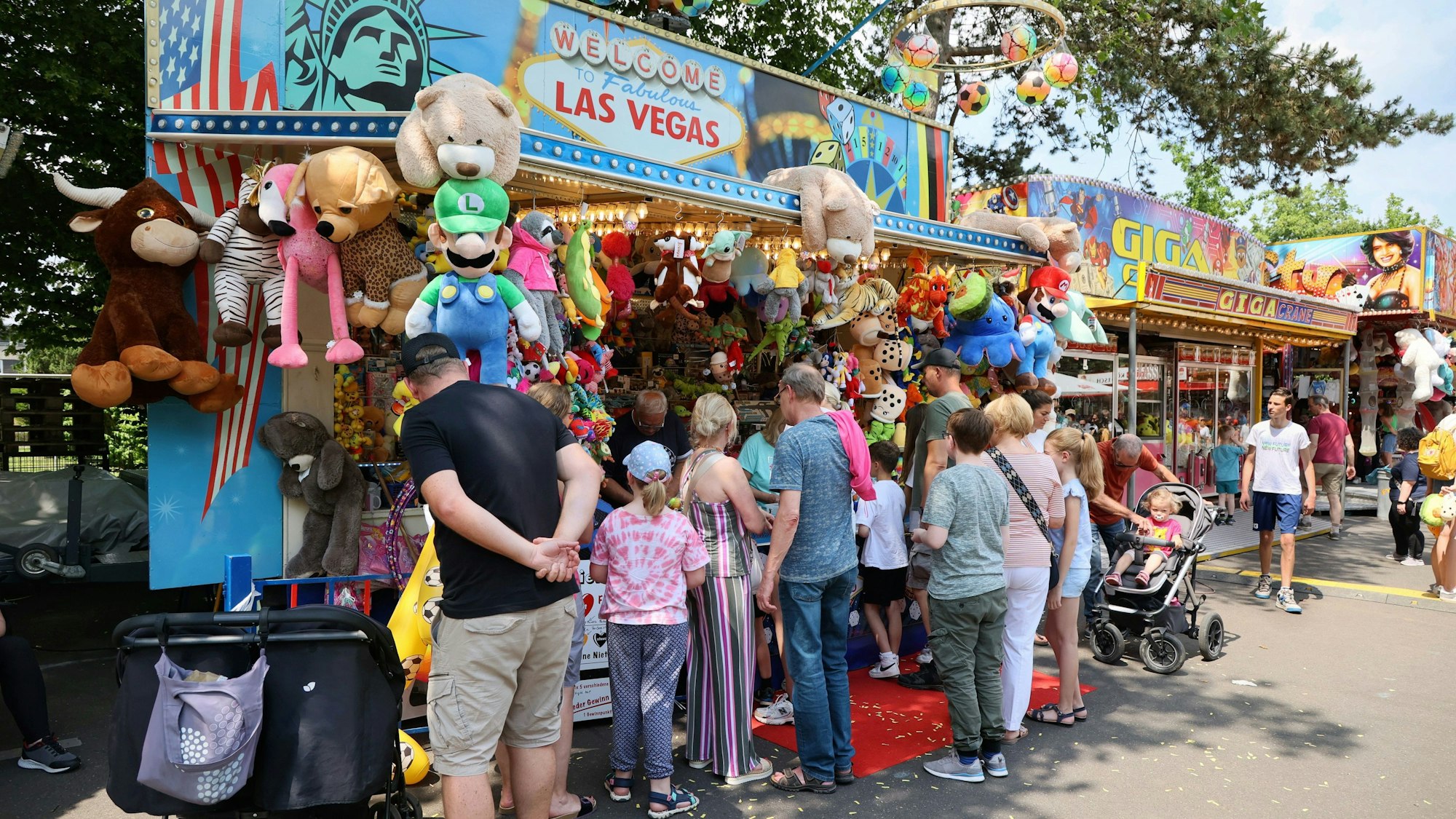 Leverkusen Eröffnung Volksfest in Schlebusch-Schützenmarsch, Oldtimer, Schießanlage Gezelin mit Vogelschießen.
Foto: Michael Wand