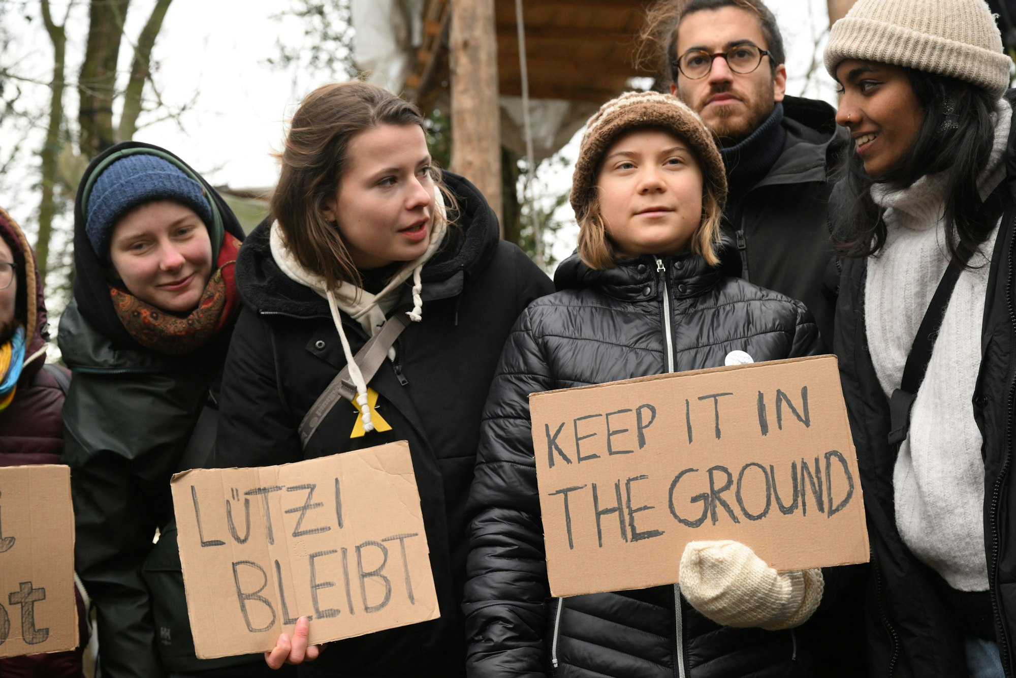 Die Klimaaktivistinnen Luisa Neubauer (2.v.l) und Greta Thunberg (3.v.r) stehen am dritten Tag der Räumung im von Klimaaktivisten besetzten Braunkohleort Lützerath.