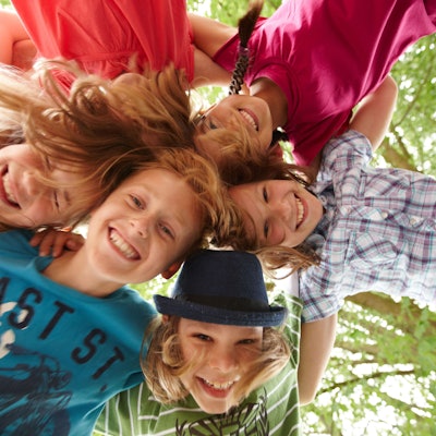 Köpfe zusammen im Kreis