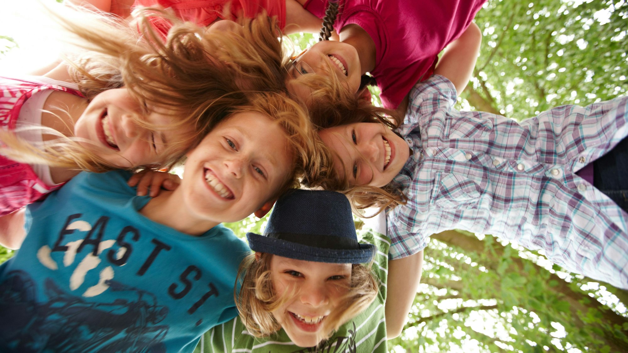 Köpfe zusammen im Kreis