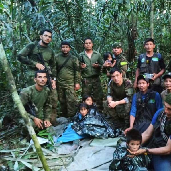 Kolumbien, Solano-Dschungel: Auf diesem von der Pressestelle der kolumbianischen Streitkräfte veröffentlichten Foto posieren Soldaten und indigene Männer für ein Foto mit den vier Geschwistern, die nach einem tödlichen Flugzeugabsturz vermisst wurden.