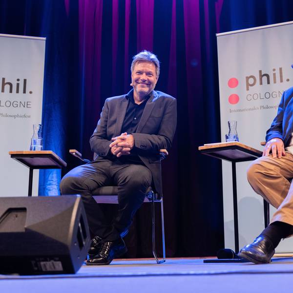 Robert Habeck (l, Bündnis 90/Die Grünen), Bundesminister für Wirtschaft und Klimaschutz, und Peter Sloterdijk, Autor, sitzen im Rahmen der Phil.Cologne im Funkhaus auf der Bühne. Die Beiden sprechen über die Menschheit, das Feuer und das Klima.
