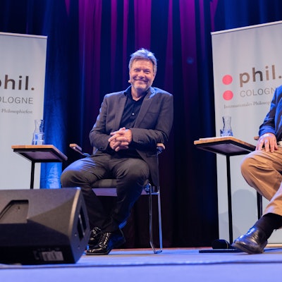 Robert Habeck (l, Bündnis 90/Die Grünen), Bundesminister für Wirtschaft und Klimaschutz, und Peter Sloterdijk, Autor, sitzen im Rahmen der Phil.Cologne im Funkhaus auf der Bühne. Die Beiden sprechen über die Menschheit, das Feuer und das Klima.